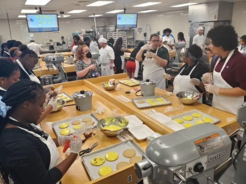 GRAD Cincinnati students in Pastry Lab