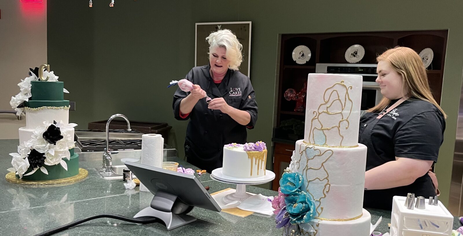 Decorating Demonstration by Love Cakes