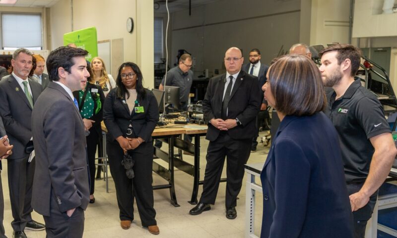 Acting Sec. Sonderling talked to Cincinnati Stste students and staff in the Advanced Manufacturing lab